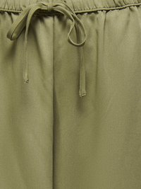 Heleoliivroheline kangas koos kogutud vöökohaga ja esiküljel sõlmitud paelaga.