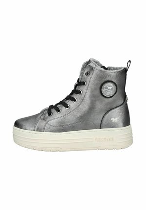 Baskets montantes en matériau synthétique gris métallisé avec des lacets noirs, doublure en fausse fourrure, semelle blanche et détail de logo circulaire.