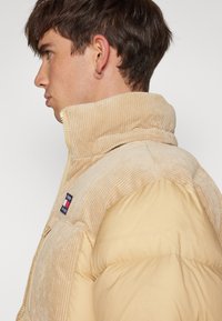Tommy Jeans MIX ALASKA PUFFER - Piumino - tawny sand