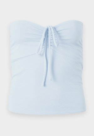 Top senza maniche di colore azzurro chiaro con tessuto arricciato e dettaglio annodato nella parte anteriore. Texture liscia e silhouette aderente.