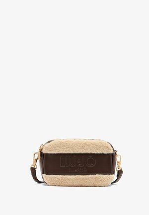 Bolso cruzado de imitación piel marrón y lana de oveja crema con herrajes dorados, logo grabado y cierre de cremallera. Forma rectangular con correa ajustable.
