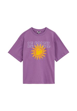 Maglietta viola a maniche corte con la scritta "LE SOLEIL" sopra una grafica di un sole giallo brillante sul davanti.