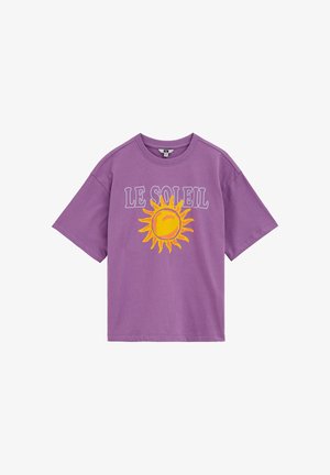 Violetinė trumpomis rankovėmis marškinėliai su užrašu „LE SOLEIL“ virš ryškiai geltono saulės grafikos priekyje.