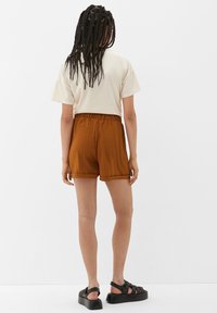 QS REGULAR AUS SEERSUCKER - Pantaloni sportivi - zimt