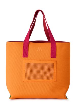 Borsa tote arancione con texture, tasca frontale in rete e manici rosa scuro a contrasto su sfondo bianco.