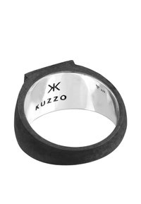 Sort tekstureret ring med sølv indvendigt, der viser mærkenavnet "KUZZO" og et sølvstempel. Moderne, cirkulær form.