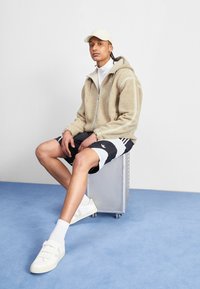 adidas Originals PREMIUM ESSENTIALS - Vinterjakke - beige