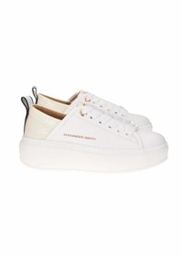 Baskets en cuir blanc avec un accent en beige texturé au talon, présentant un laçage, un détail de logo et une semelle blanche épaisse.