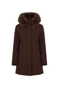 Cappotto impermeabile marrone con cappuccio foderato in pelliccia, maniche lunghe, tasche laterali con zip e design dritto. Texture morbida.