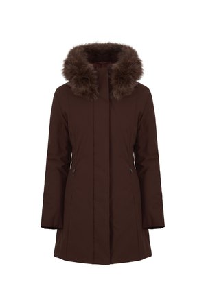 Cappotto impermeabile marrone con cappuccio foderato in pelliccia, maniche lunghe, tasche laterali con zip e design dritto. Texture morbida.