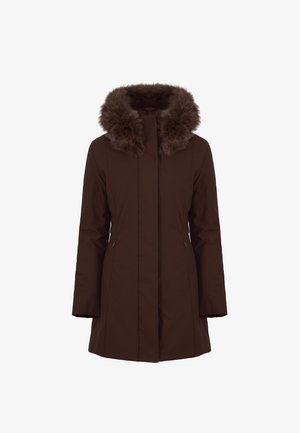 Hnedý nepremokavý kabát s kapucňou s kožušinovým lemom, dlhými rukávmi, bočnými vreckami na zips a rovnými líniami. Mäkká textúra.