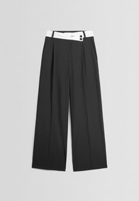 Svarta vida byxor i tyg, med vit midjeresår, sidofickor, framtill veck och två svarta knappar vid stängningen.