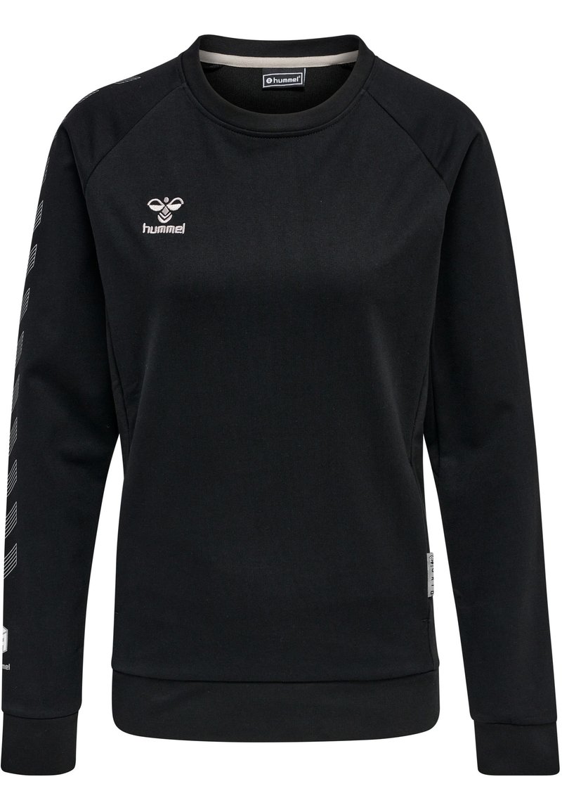 Svart sweatshirt med raglanärmar, med en logotyp på bröstet och diagonala ränder längs ärmarna. Tillverkad av ett mjukt, texturerat material.