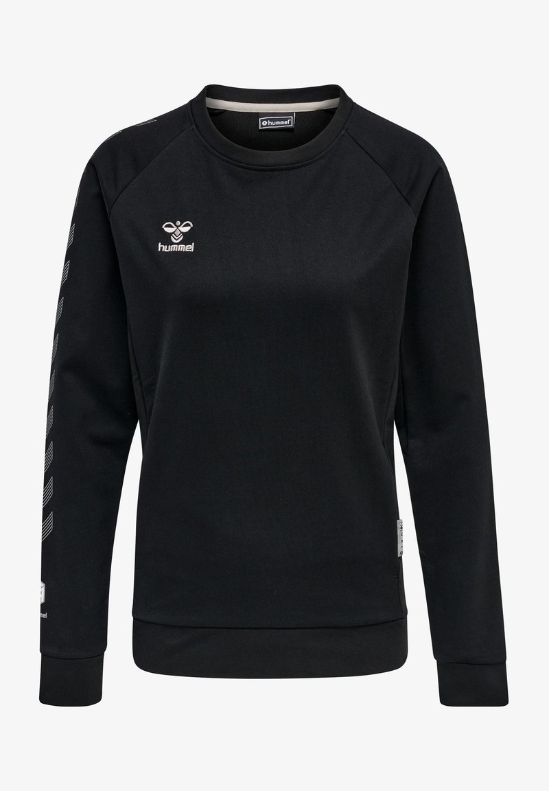 Svart sweatshirt med raglanärmar, med en logotyp på bröstet och diagonala ränder längs ärmarna. Tillverkad av ett mjukt, texturerat material.