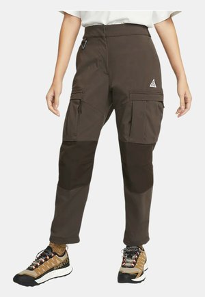 Pantalons cargo marron à taille haute, avec poches zippées, empiècements aux genoux et logo en accent. Confectionnés dans un tissu durable d'une texture lisse.