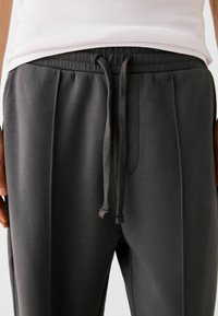 Bershka Träningsbyxor - dark grey