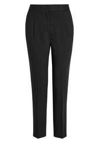 Czarne dopasowane spodnie z gładkiego materiału, o prostym kroju, z dwoma fałdami z przodu i paskiem w talii. Brak widocznych kieszeni.