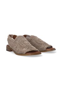 Geweven beige instap schoenen met open teen, vervaardigd uit complex geweven materiaal, met een lage, houten blokhak.