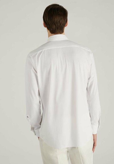 Camicia bianca a maniche lunghe con colletto classico, texture liscia e orlo curvo. Presenta bottoni sui polsini e una vestibilità su misura.
