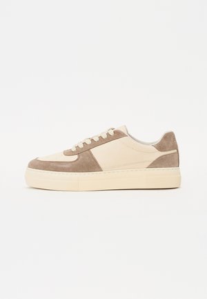 Baskets avec un dessus en cuir crème et des accents en daim brun clair. Présentent une semelle en caoutchouc crème épaisse et des lacets ronds. Texture lisse.
