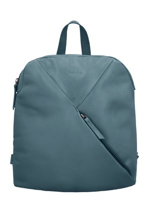 Türkisfarbener Lederrucksack mit oberem Tragegriff, diagonaler Frontreißverschlusstasche und dezentem Markenlogo, das auf dem oberen Frontpaneel geprägt ist.