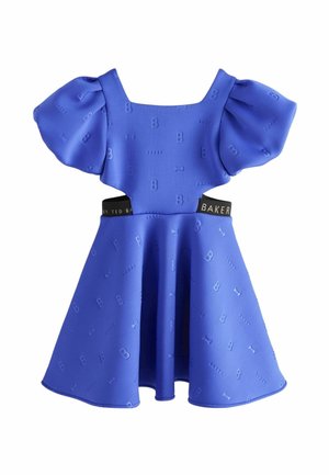 Vestido corto azul con mangas abullonadas, patrones en relieve de "B" y bandas negras en la cintura con la etiqueta "Baker by Ted Baker".