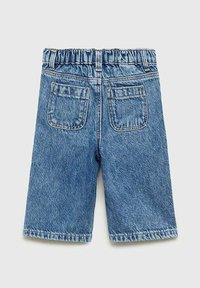 Denimshorts med elastisk midja, blå färg, två bakfickor, rak skärning och fållade kanter. Har lätt blekning och sömnadsdetaljer.