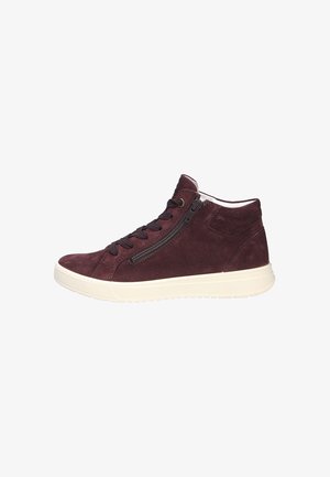 Sneaker alte in suede bordeaux con lacci neri, zip laterale, suola color crema e dettagli testurizzati sul tallone.