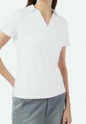 Biała koszulka polo z krótkim rękawem i kołnierzykiem w kształcie litery V. Wykonana z gładkiej tkaniny, charakteryzuje się luźnym krojem i minimalistycznym designem.