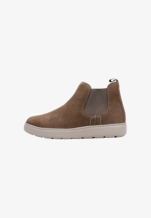 Bottines en suède marron avec panneaux élastiques sur les côtés, semelle rembourrée crème et une languette à l'arrière pour un enfilage facile.