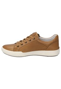 Zapatilla de cuero marrón claro con puntera redondeada, cordones en la parte delantera, media suela blanca y suela de goma texturizada. Presenta detalle de costura a lo largo de los laterales.