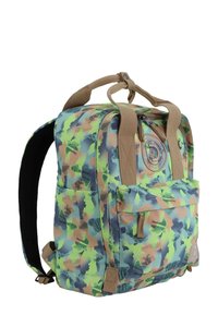 Zaino con motivo camouflage in verde, blu e marrone. Caratteristiche: materiale in tessuto, due maniglie superiori, tasche con zip e spallacci regolabili.