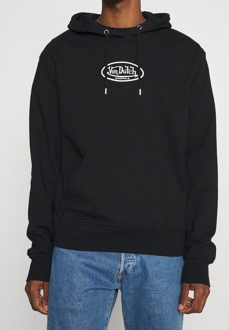 Svart huvtröja i bomull, med framficka i kängurustil, dragsnören och en vit "Von Dutch Originals"-logotyp.