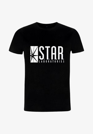 Černé bavlněné tričko s výrazným bílým potiskem loga s geometrickým designem a textem: "S.T.A.R. LABORATORIES." Klasický střih.