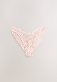 Sous-vêtement en dentelle rose clair avec motif floral et bords festonnés, présenté à plat sur un fond neutre.