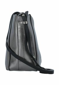 Metallisch graue Lederhandtasche mit einem eleganten Design, ausgestattet mit einem langen Tragegurt, glatter Textur und sichtbaren Nähdetails.