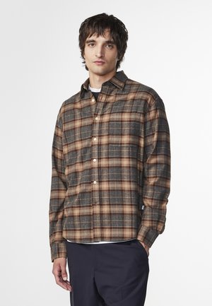 Camicia a quadri marrone e grigia, con bottoni e colletto, maniche lunghe e tasca sul petto. Tessuto di cotone con una finitura texturizzata.