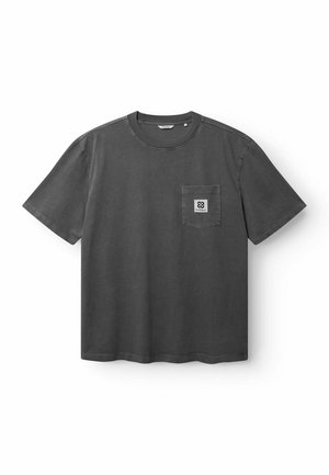 Tumehall lühikeste varrukatega T-särk, millel on ümar kaelus ja väike eesmine tasku, millel vasakul rinnal valge logomärk.