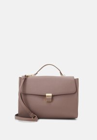 Sac à main en cuir texturé marron avec un rabat, des accessoires dorés, une bandoulière amovible et une poignée supérieure pour le transport.