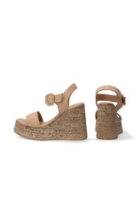 Beige wedge sandalen met een kurktextuur hak, een bovenwerk van soepel leer, een verstelbare enkelband en twee brede voorbanden.