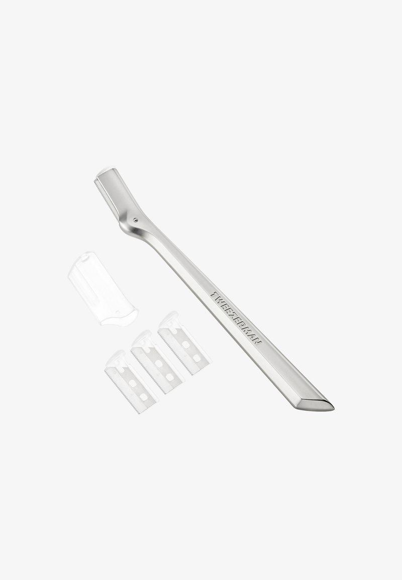 Rasoio per il viso in acciaio inox con tre lame di ricambio e cappuccio protettivo trasparente in plastica su sfondo bianco.