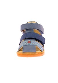 Sandalia de cuero azul y marino con dos correas de velcro ajustables, diseño abierto en la parte delantera y suela de goma naranja. Presenta costuras decorativas.