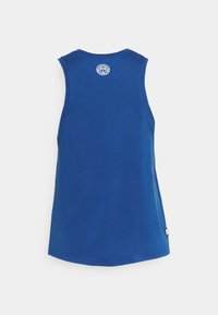 Modrý top bez rukávů z hladké látky, s kulatým výstřihem a malým logem na zádech. Čistý lem a boční švy.