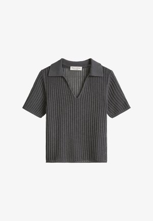 Krótka, ciemnoszara dzianinowa koszulka polo z krótkim rękawem, o otwartym splocie i kołnierzykiem w kształcie litery V, rozłożona na płasko na białym tle.