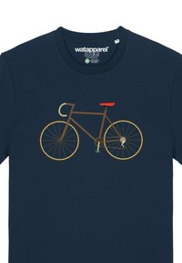 T-shirt marine avec un graphisme de bicyclette marron avec des accents dorés et un siège rouge. Le design est plat et simpliste, mettant en avant la forme de la bicyclette.