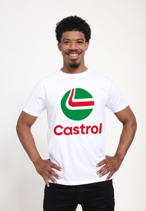 Hvid bomulds-t-shirt med en stor grøn cirkel og røde detaljer, med ordet "Castrol" i fed rød tekst under grafikken.