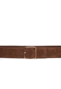 Hnědý semišový pásek s hranatou přezkou ve zlaté barvě a pěti otvory pro úpravu velikosti, který se vyznačuje měkkou texturou a hladkým povrchem.