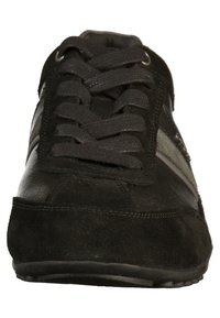 Czarne buty sportowe z zamszową i skórzaną cholewką, charakteryzujące się fakturowaną powierzchnią, grubymi sznurowadłami oraz zaokrąglonym czubkiem.