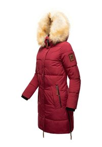 Parka roșie cu umplutură, cu căptușeală din blană la glugă, buzunare laterale cu fermoar și manșoane negre în contrast. Se remarcă printr-o eticheta logo pe mâneca stângă.