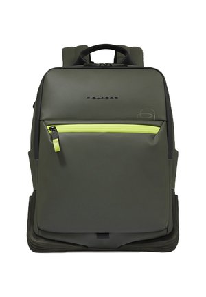 Mochila verde con acabado suave y textura. Cuenta con un bolsillo delantero con cremallera y un detalle en verde lima, además de correas ajustables para los hombros.